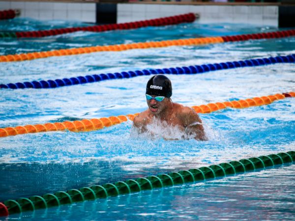 Dlaczego pływanie jest jednym z najlepszych sportów, aby nabrać formy