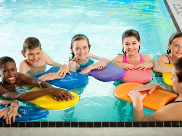 Korzyści z lekcji pływania dla najmłodszych: Lektura obowiązkowa dla rodziców!