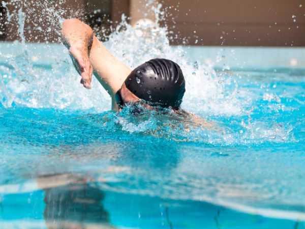 Techniki pływania dla początkujących: Wszystko, co musisz wiedzieć, aby zacząć