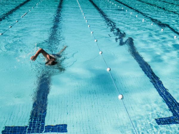 Pływanie dla początkujących: Wskazówki i triki, aby opanować sztukę pływania