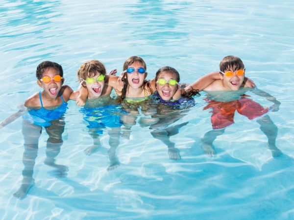 Kiedy jest właściwy czas, aby rozpocząć lekcje pływania dla dzieci?