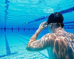 Dlaczego powinieneś włączyć pływanie do swojej rutyny treningowej