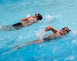 Jak wyglądają profesjonalne lekcje pływania: Przewodnik za kulisami