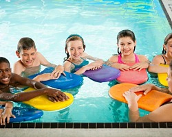 Korzyści z lekcji pływania dla najmłodszych: Lektura obowiązkowa dla rodziców!