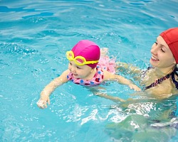 Nauka pływania dla maluchów: Porady i techniki dla początkujących