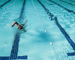 Pływanie dla początkujących: Wskazówki i triki, aby opanować sztukę pływania